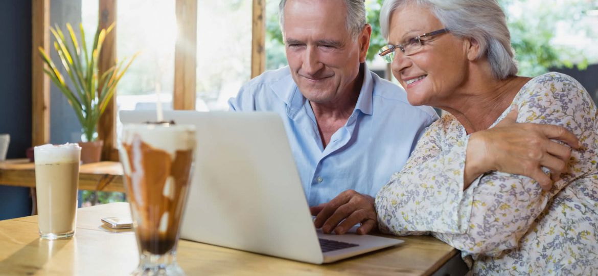 senior-couple-using-laptop-T4L67TP